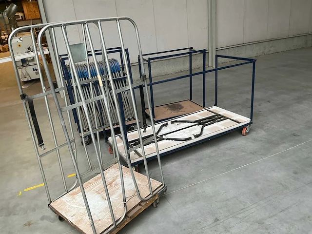 Kantinestoelen en tafel, inclusief transportrekken. - afbeelding 1 van  6