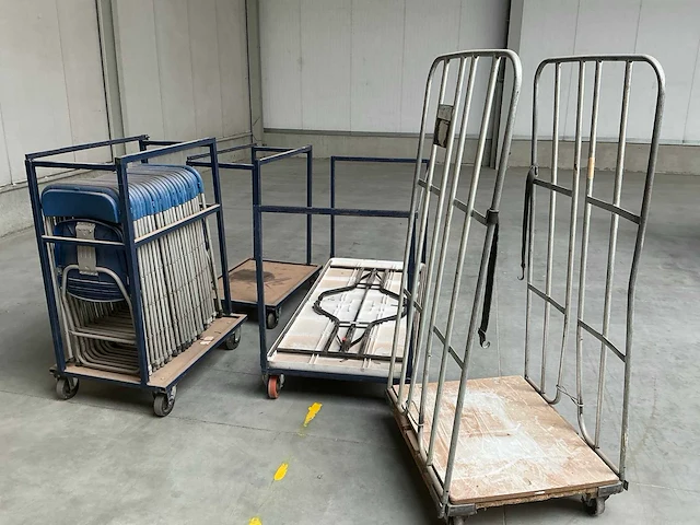 Kantinestoelen en tafel, inclusief transportrekken. - afbeelding 2 van  6