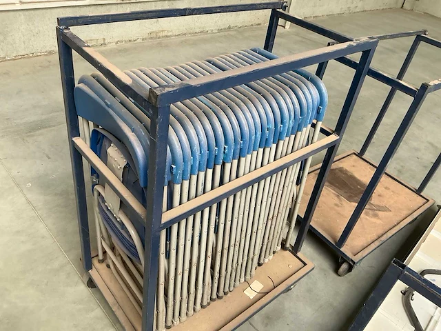 Kantinestoelen en tafel, inclusief transportrekken. - afbeelding 3 van  6