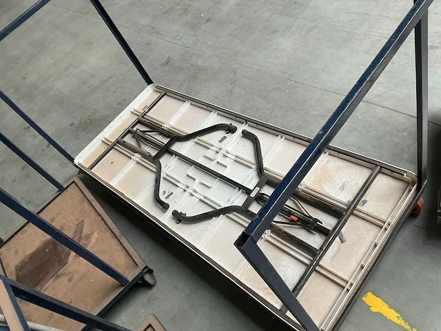 Kantinestoelen en tafel, inclusief transportrekken. - afbeelding 4 van  6