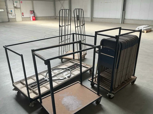 Kantinestoelen en tafel, inclusief transportrekken. - afbeelding 5 van  6