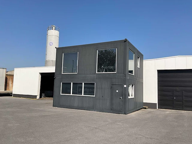 Kantoorgebouw bestaande uit 4 units - afbeelding 1 van  33