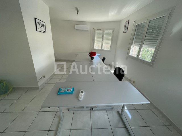 Kantoormeubilair: 20 tafels en 29 stoelen - afbeelding 1 van  4