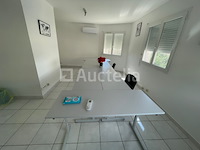 Kantoormeubilair: 20 tafels en 29 stoelen - afbeelding 1 van  4