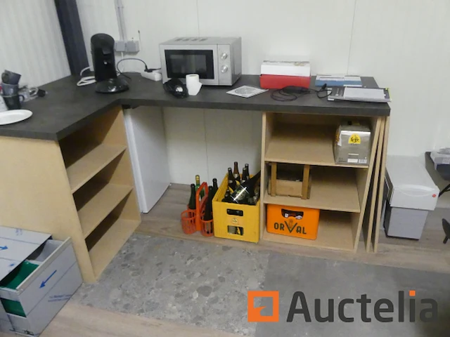 Kantoormeubilair, magnetron, koffiezetapparaat, koelkast, diverse dranken - afbeelding 2 van  23