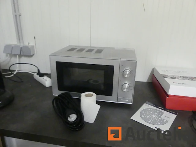 Kantoormeubilair, magnetron, koffiezetapparaat, koelkast, diverse dranken - afbeelding 4 van  23