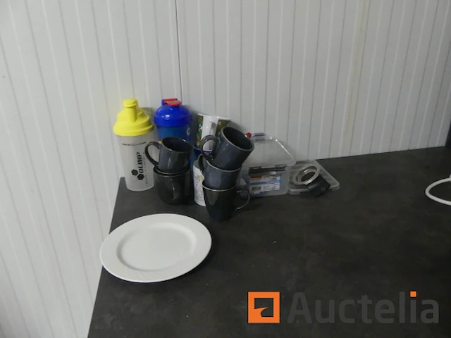 Kantoormeubilair, magnetron, koffiezetapparaat, koelkast, diverse dranken - afbeelding 6 van  23