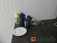 Kantoormeubilair, magnetron, koffiezetapparaat, koelkast, diverse dranken - afbeelding 6 van  23