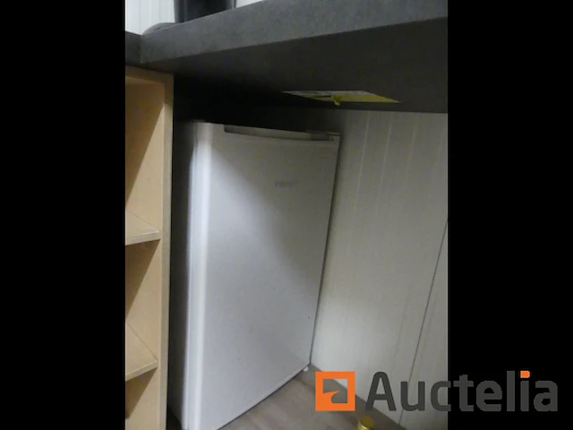 Kantoormeubilair, magnetron, koffiezetapparaat, koelkast, diverse dranken - afbeelding 7 van  23