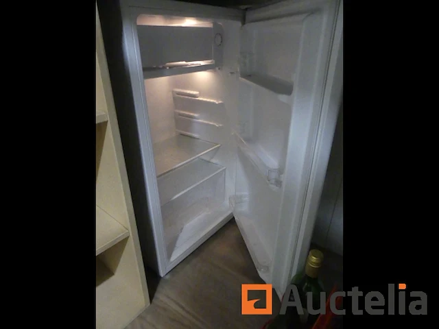 Kantoormeubilair, magnetron, koffiezetapparaat, koelkast, diverse dranken - afbeelding 8 van  23