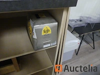 Kantoormeubilair, magnetron, koffiezetapparaat, koelkast, diverse dranken - afbeelding 10 van  23