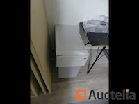 Kantoormeubilair, magnetron, koffiezetapparaat, koelkast, diverse dranken - afbeelding 11 van  23