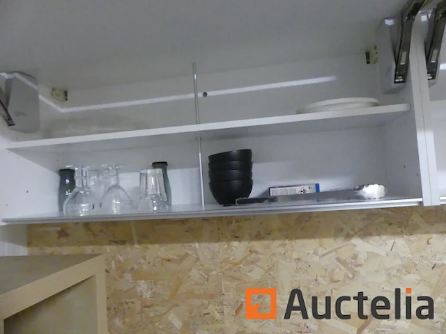 Kantoormeubilair, magnetron, koffiezetapparaat, koelkast, diverse dranken - afbeelding 20 van  23
