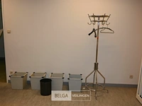Kapstok en 5 vuilbakjes - afbeelding 1 van  6