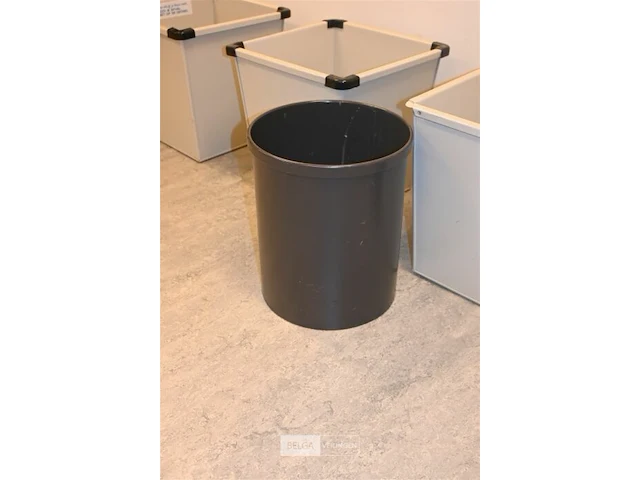 Kapstok en 5 vuilbakjes - afbeelding 6 van  6