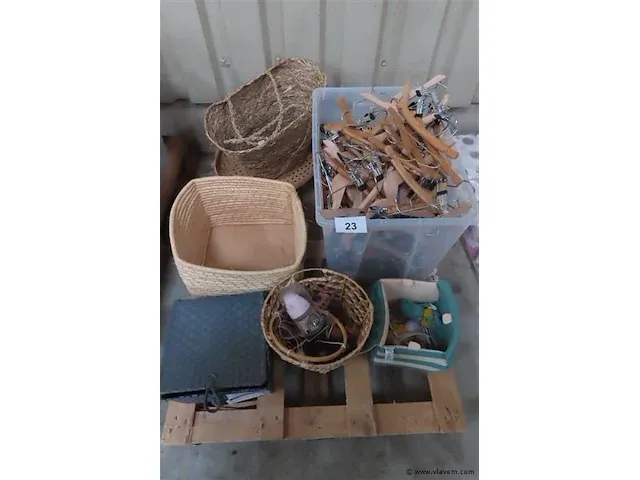 Kapstokken, rieten manden en varia (zonder pallet) - afbeelding 1 van  3