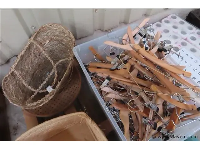 Kapstokken, rieten manden en varia (zonder pallet) - afbeelding 2 van  3