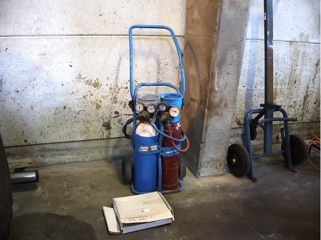 Kar met gasflessen - afbeelding 1 van  5