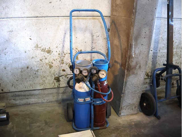 Kar met gasflessen - afbeelding 2 van  5