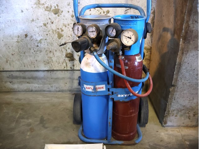 Kar met gasflessen - afbeelding 3 van  5