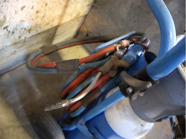 Kar met gasflessen - afbeelding 5 van  5