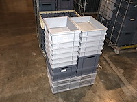 Kar met lege bakken - afbeelding 2 van  4