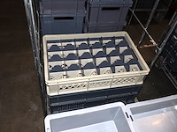 Kar met lege bakken - afbeelding 3 van  4