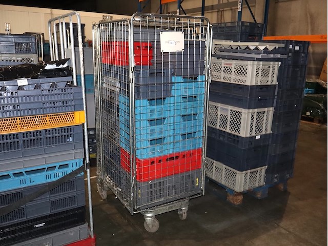 Kar met lege bakken - afbeelding 1 van  3