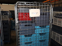 Kar met lege bakken - afbeelding 2 van  3