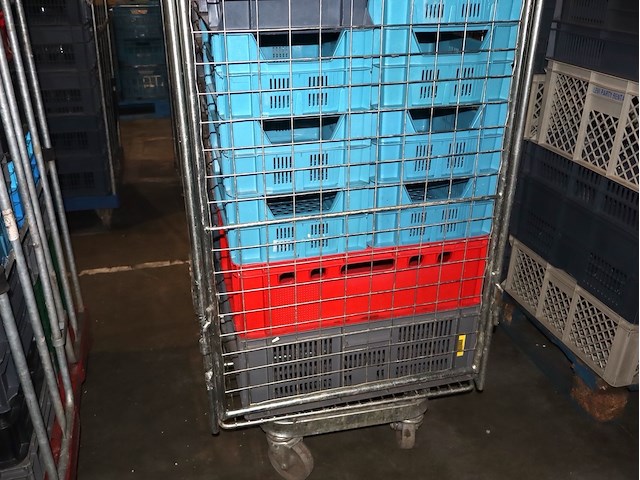 Kar met lege bakken - afbeelding 3 van  3