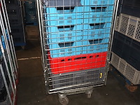 Kar met lege bakken - afbeelding 3 van  3