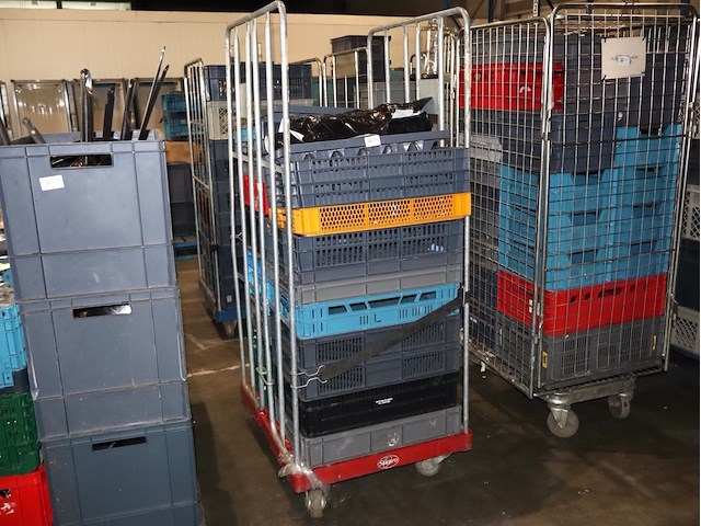 Kar met lege bakken - afbeelding 1 van  3