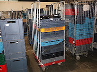 Kar met lege bakken - afbeelding 1 van  3