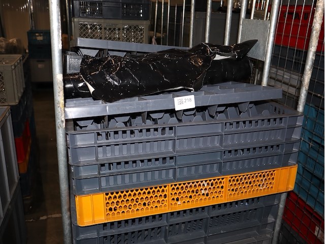 Kar met lege bakken - afbeelding 2 van  3