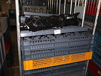 Kar met lege bakken - afbeelding 2 van  3