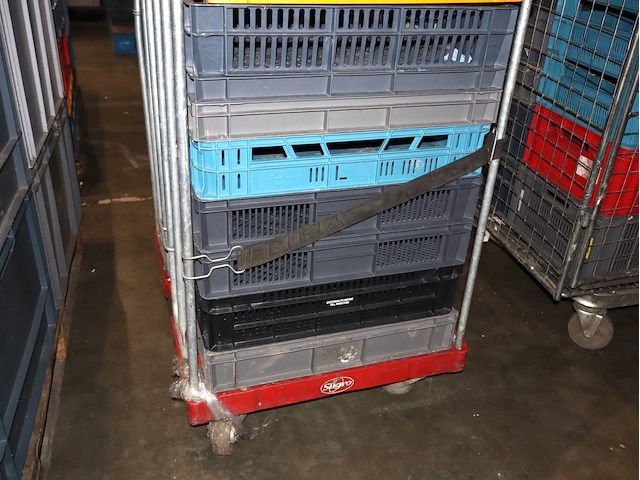 Kar met lege bakken - afbeelding 3 van  3