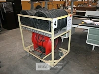 Kar met ventilatiemateriaal voor brandweer