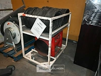 Kar met ventilatiemateriaal voor brandweer