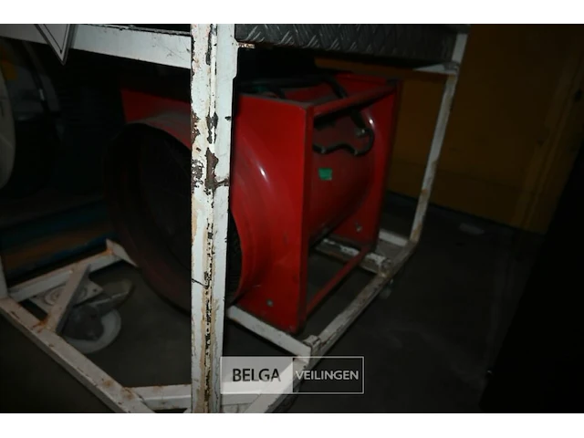 Kar met ventilatiemateriaal voor brandweer - afbeelding 4 van  7
