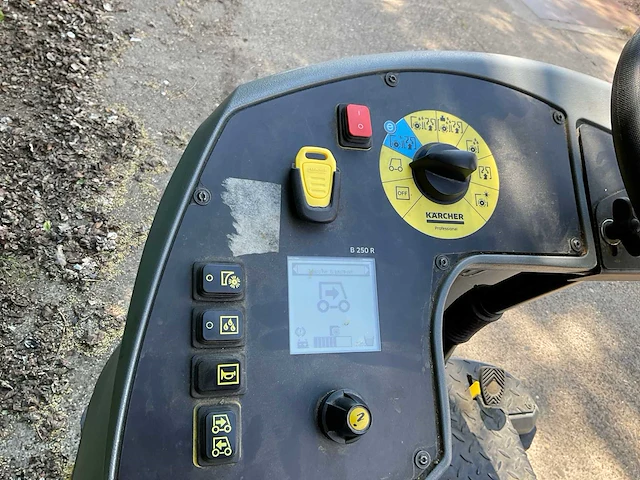 Karcher b 250 r zelfrijdende veegmachine - afbeelding 3 van  11