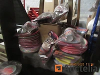 Kartonnen bestek +-150 stuks: kopjes en borden - afbeelding 1 van  6