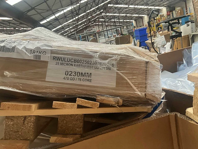 Kartonnen boxen met plastic afval (10x) en diverse rollen - afbeelding 9 van  20