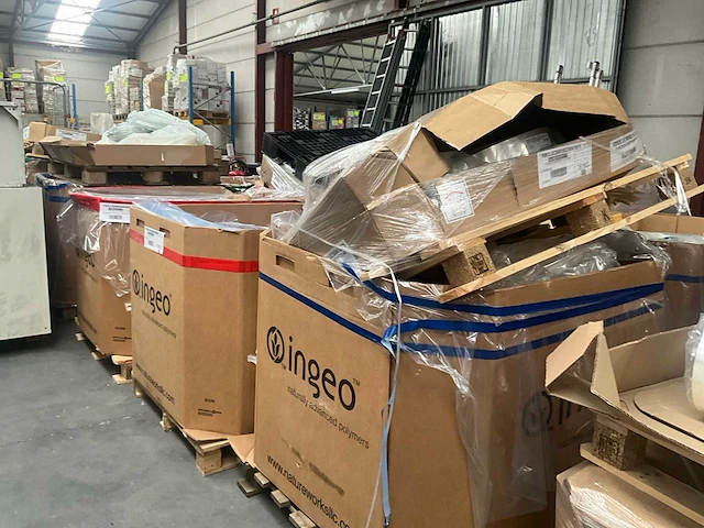 Kartonnen boxen met plastic afval (10x) en diverse rollen - afbeelding 13 van  20