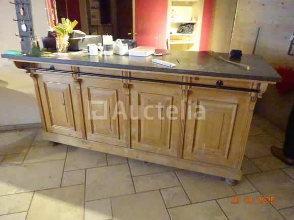 Kassa, balie, display stand met ansichtkaart, kerst item, diversen mok