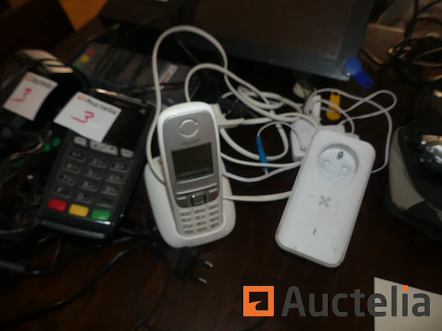 Kassa, luchtontvochtiger, creditcardlezers, diverse decoraties - afbeelding 1 van  13
