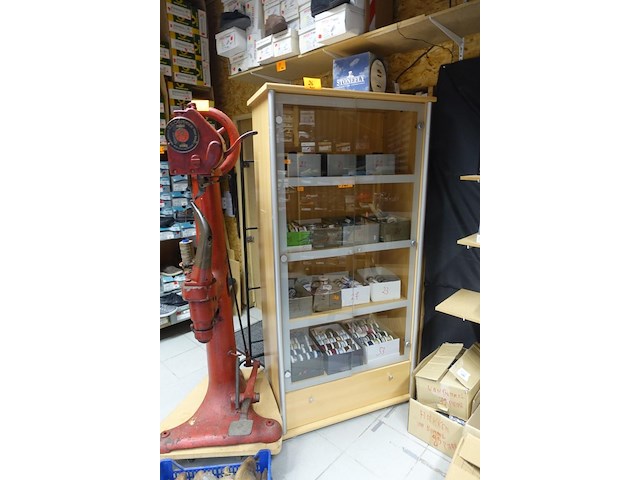 Kast met glazen deuren - afbeelding 1 van  1