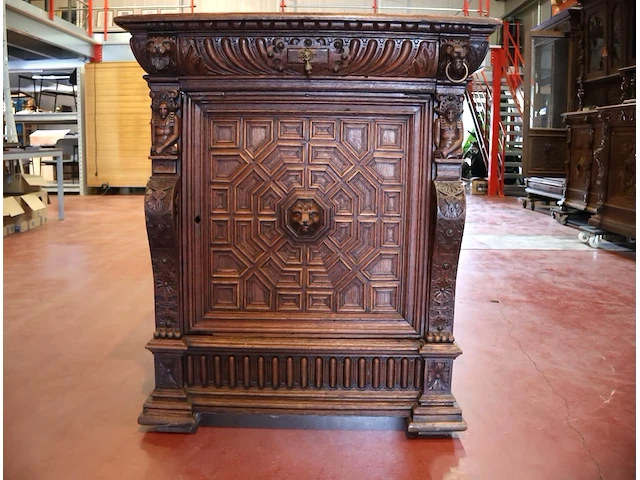 Kast met houtsnijwerk - afbeelding 1 van  7