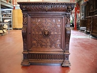 Kast met houtsnijwerk - afbeelding 1 van  7