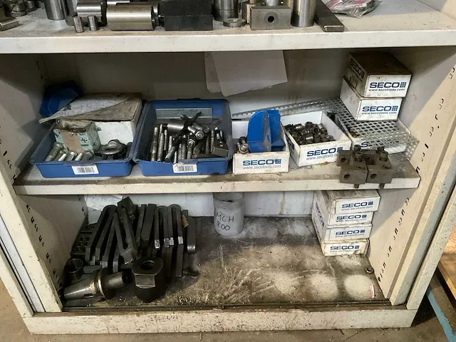 Kast met inhoud machinetoebehoren - afbeelding 2 van  6