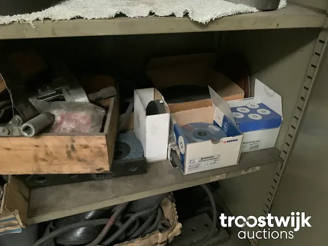 Kast met inhoud - afbeelding 4 van  6